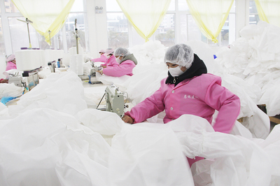 全州近百家企業在疫情期間保障生產，防護用品企業全面發力